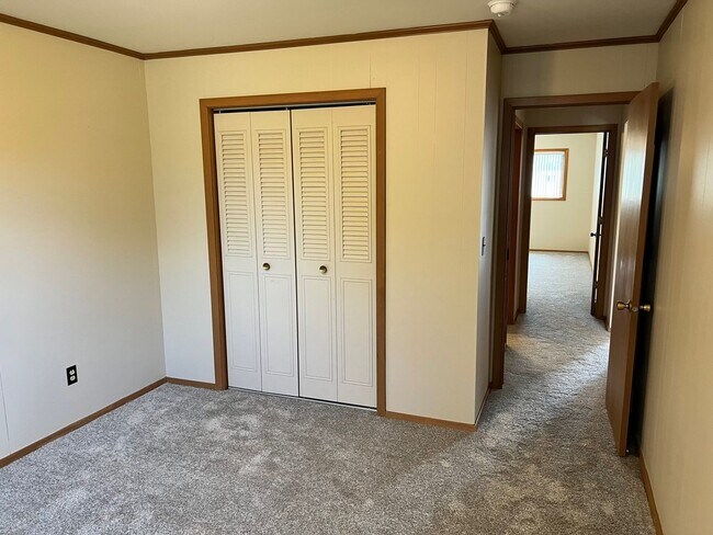 Building Photo - Cozy 2 Bedroom, 1 Bath Apartment with Balcony - Welcome Home!