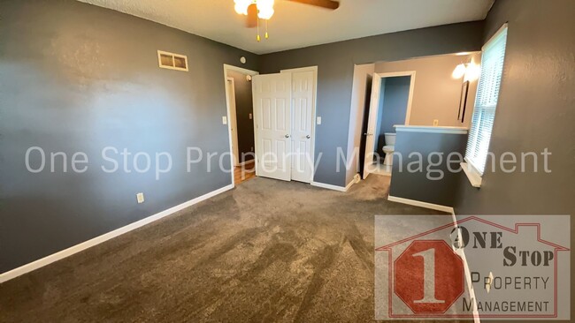 Building Photo - 4 bedroom, 2 bathroom home in Blue Springs...