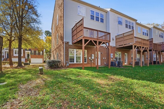 Building Photo - STUNNING TOWNHOME-AVAILABLE FOR IMMEDIATE ...