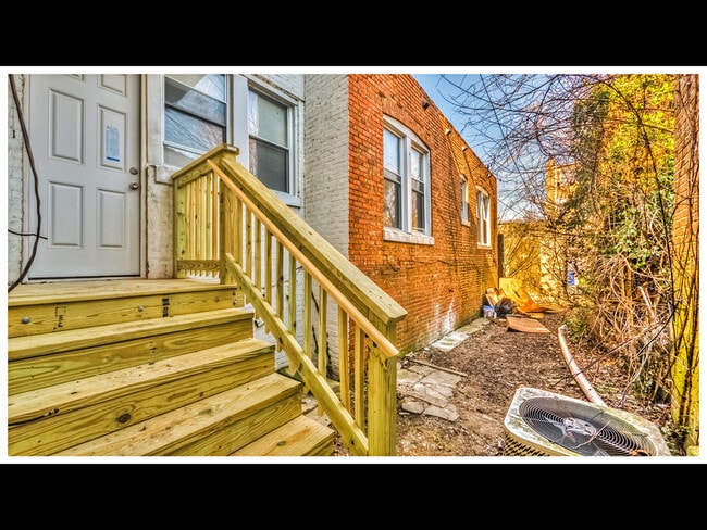Building Photo - 810 Brooks Ln