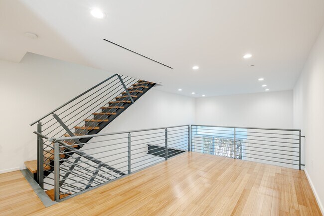 Building Photo - 1220 N Orange Grove Ave