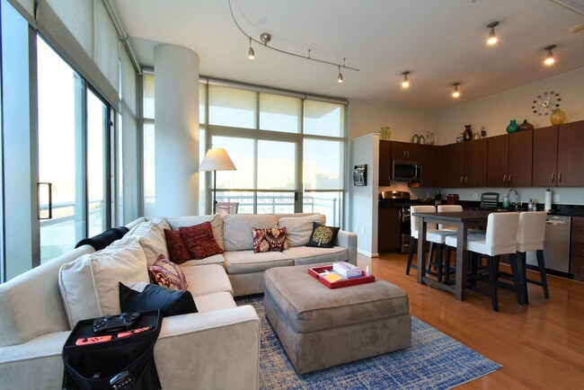 Building Photo - Stunning 2BR 2BA Corner Condo Blocks from ...