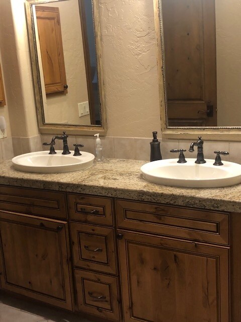 Condo MB sinks - 2056 W Bellerive Ln