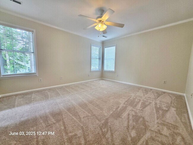 Building Photo - Thoughtfully updated 3 bedroom in Summervi...