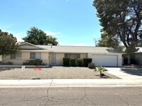 Building Photo - Great classic central Phoenix ranch style ...