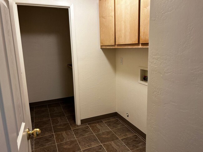 Building Photo - 858s9