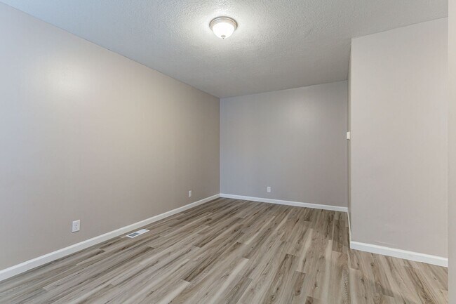 Building Photo - 1603 Kings Way