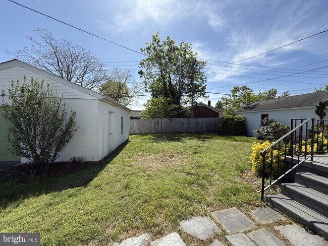 Building Photo - 458 Hanson Ave
