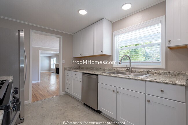 Building Photo - Updated Three Bedroom Home in Milwaukie - Large Fenced Yard! DEPOSIT SPECIAL