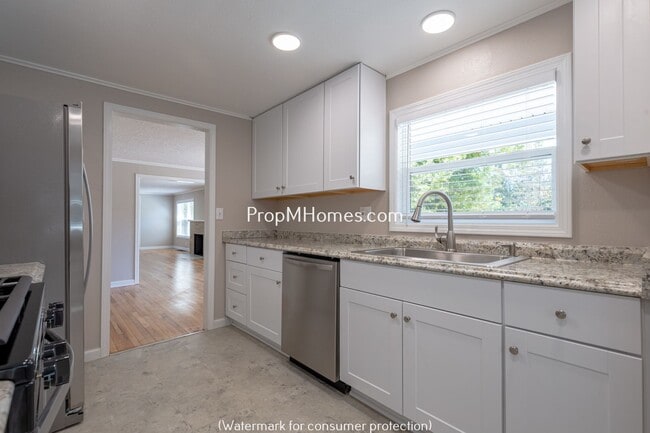 Building Photo - Updated Three Bedroom Home in Milwaukie - Large Fenced Yard!