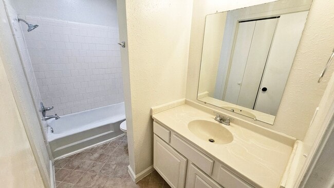 Building Photo - Updated Charming 2 Bed Condo