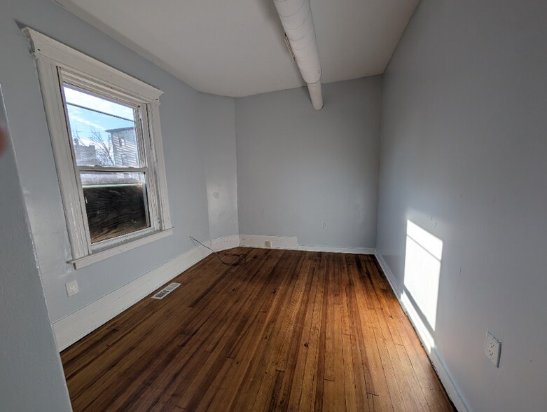 Building Photo - 152 Brook St