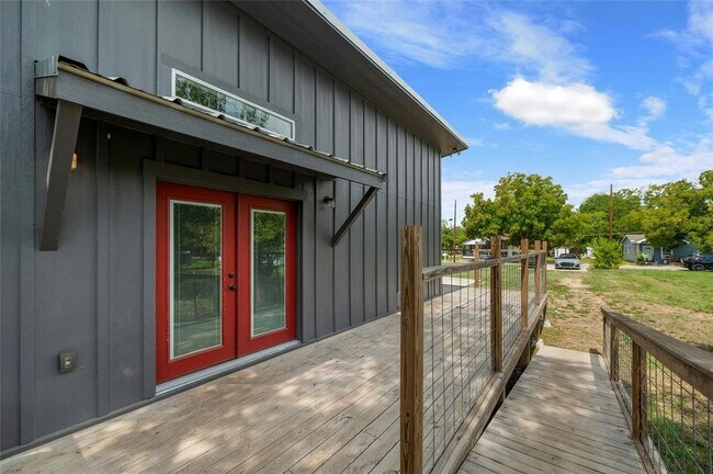 Building Photo - 602 Persimmon St