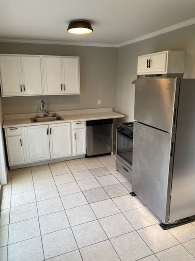 Building Photo - Available Now *PET FRIENDLY*