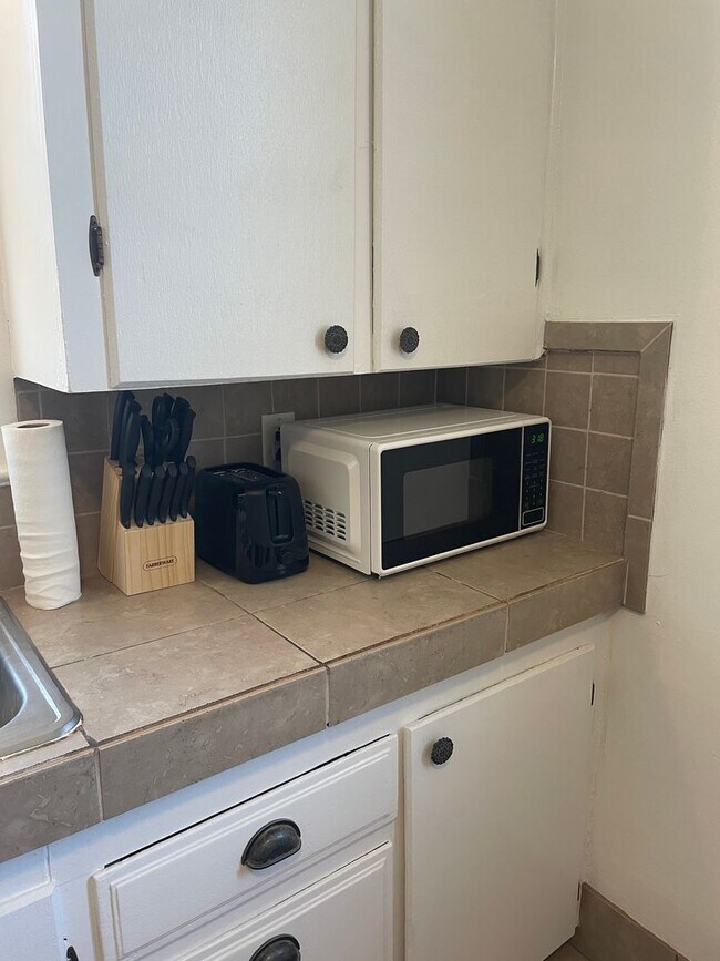 Building Photo - Great short term stay property! Nightly to monthly stays available!!