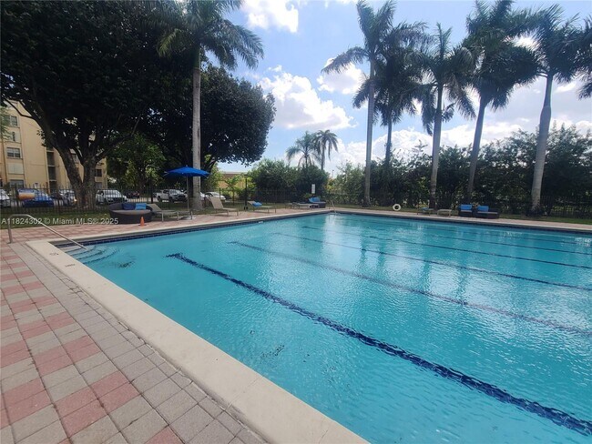 Building Photo - 9300 Fontainebleau Blvd