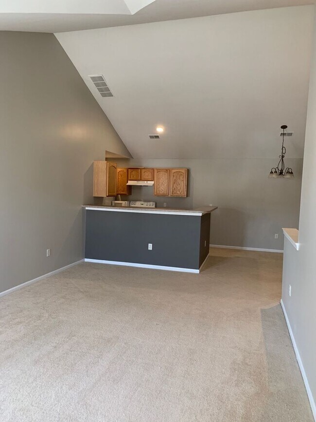 Building Photo - BEAUTIFUL SPACIOUS 2 BEDRM, 2 BATH CONDO W...