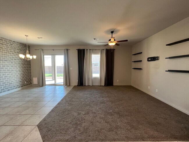 Building Photo - 4 BEDROOM HOME!