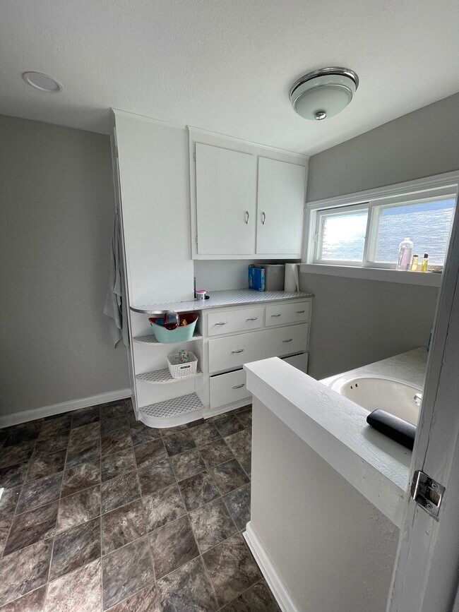 Bathroom - 529 S Gault St