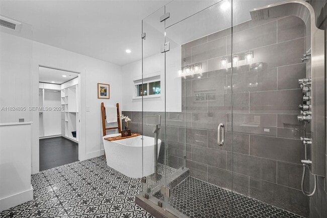 Building Photo - 150 NE 50th St