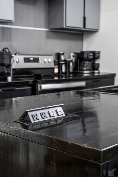 Building Photo - 337 Sanders St