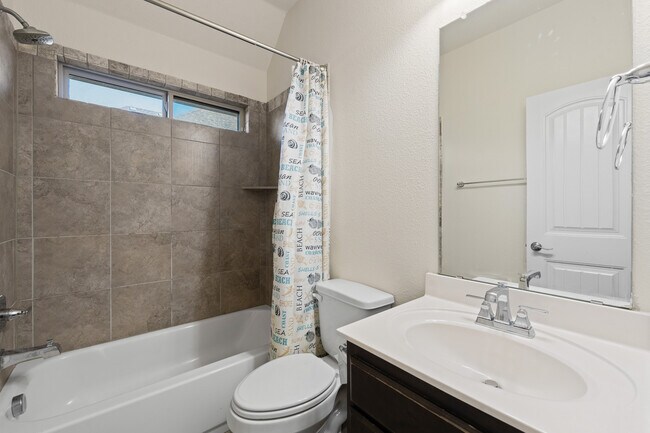 Building Photo - 105 Live Oak Dr