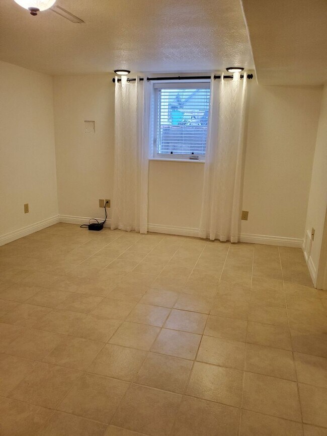 Building Photo - Cute, Quiet and Renovated One Bedroom Finished Basement in Eaton