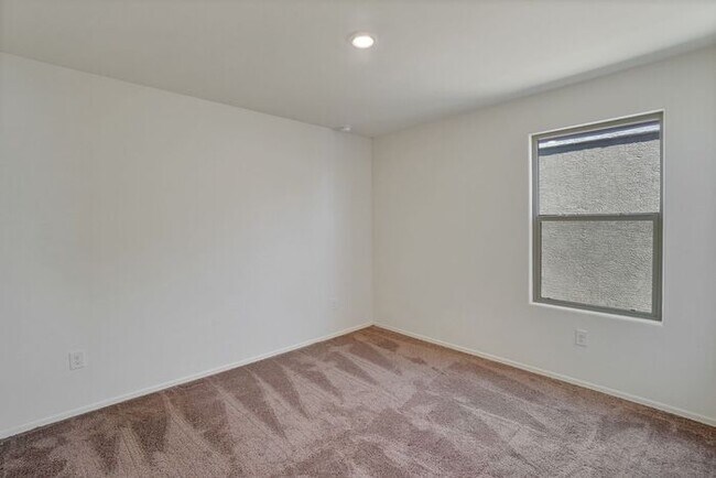 Building Photo - 4051 E Braddock Dr