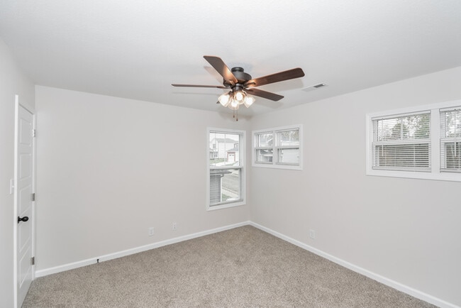 Building Photo - Stunning 3 Bedroom Home in Clarksville, TN!