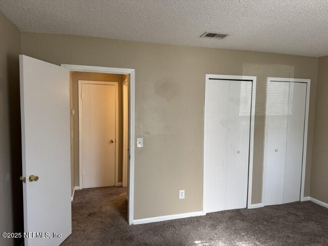 Building Photo - 2654 Hidden Village Dr