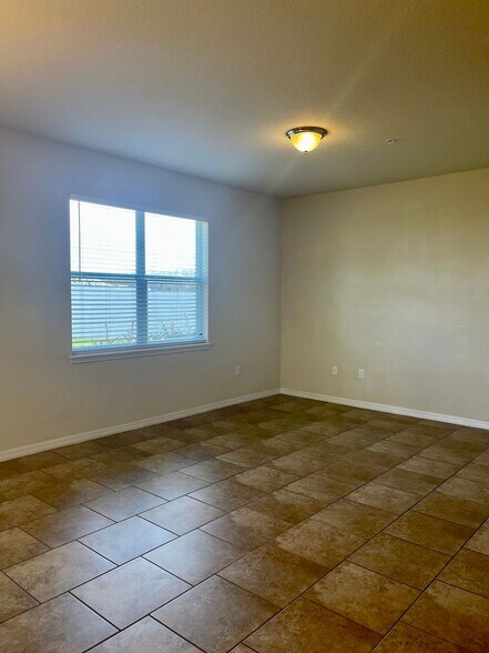 Building Photo - 3 Bedroom / 2.5 Bath / 2 Car Garage Townho...