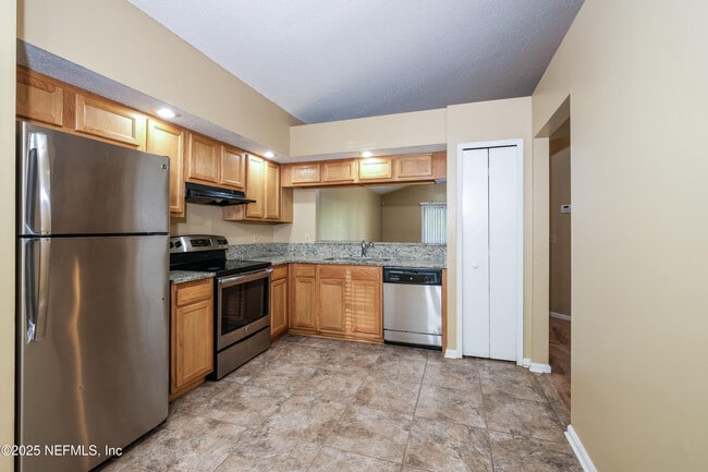 Building Photo - 2532 Townsquare Dr