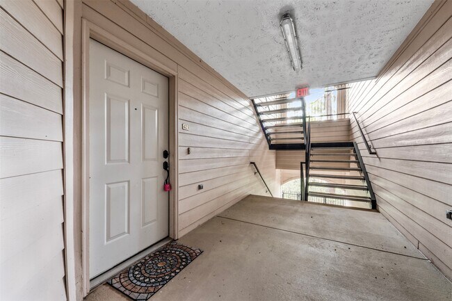 Building Photo - 8051 Bay Branch Dr