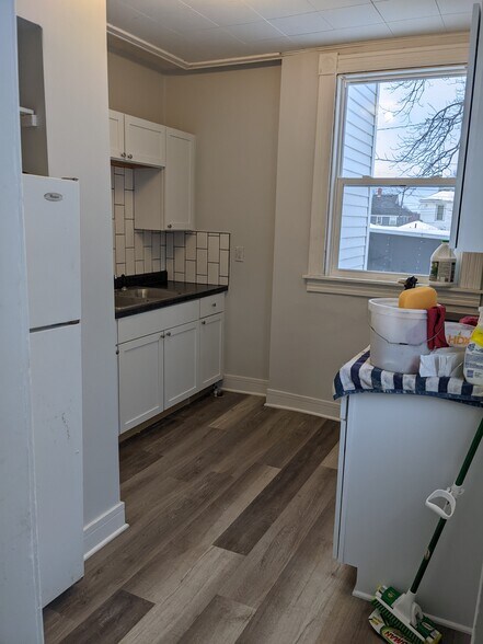 Kitchen - 320 E Hickory St