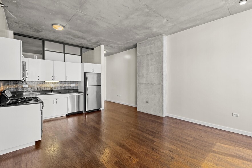 Building Photo - 235 W Van Buren St