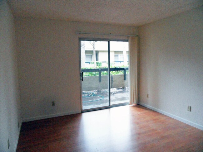 Building Photo - Cozy condominium in Blossom Valley. Hardwood floor, dishwasher, balcony.