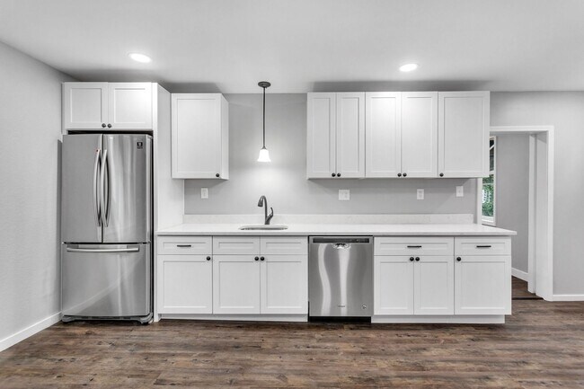 Building Photo - 4 Bed 2 Bath - Newly updated Shadyside home