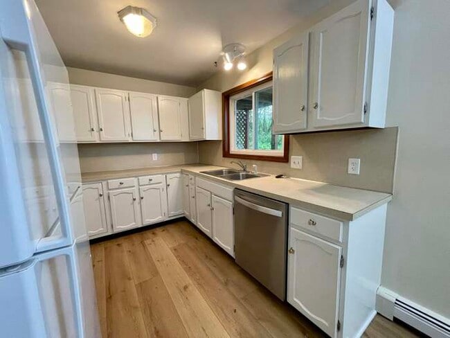 Building Photo - 6495 Bella Vista Dr NE