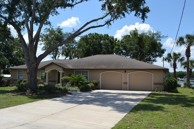 Building Photo - Lake Weir - Bird Island Rental - 5/3/2 Water Front Living at it's Best! ****