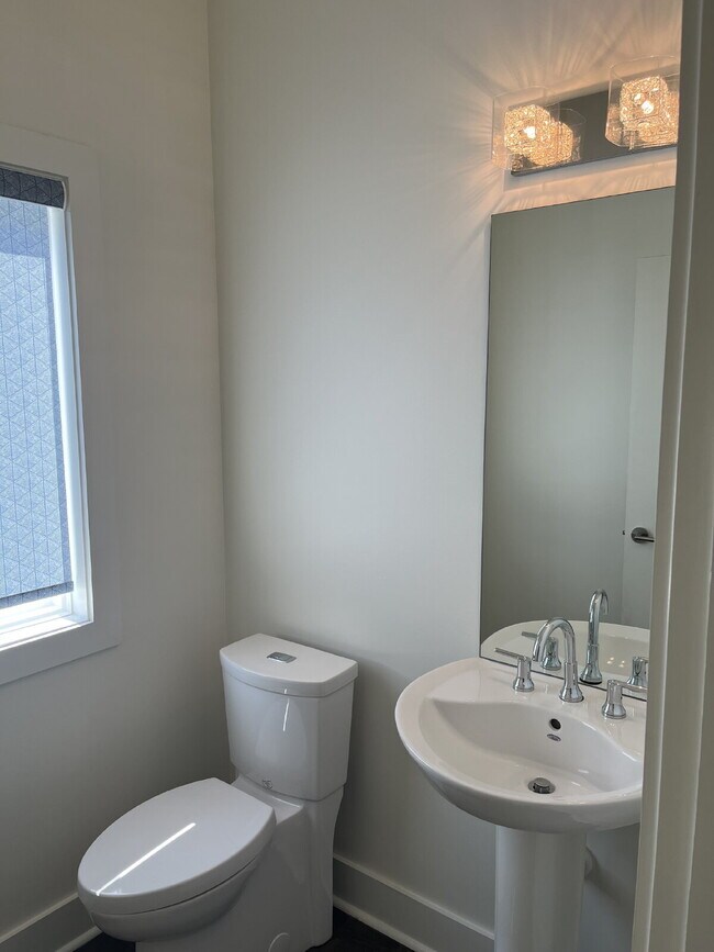 Building Photo - "Spacious Urban Living: 3-Bedroom Townhouse with 3.5 Baths in Nashville's Vibrant Core!" STUNNING...