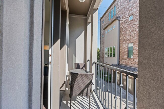 Building Photo - 1925 Shearn St