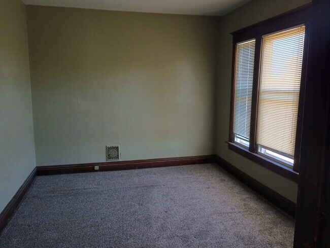 Bedroom with closet - 322 W 12th St