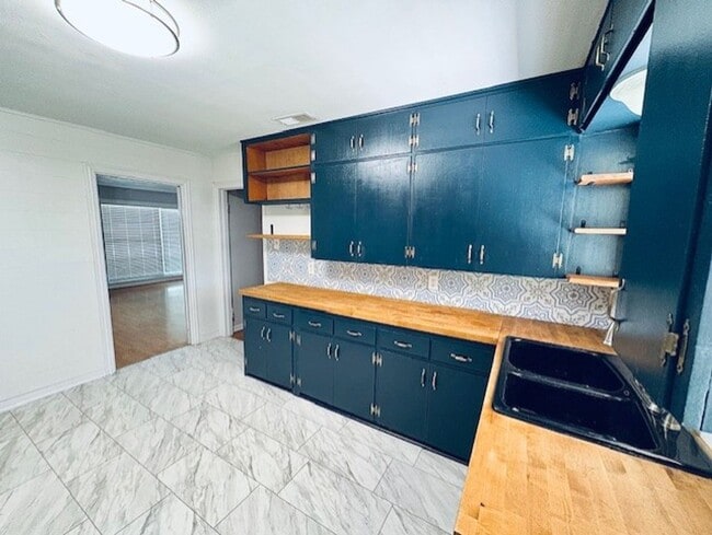 Building Photo - Quaint 3 bedroom in the Wilshire Addition ...