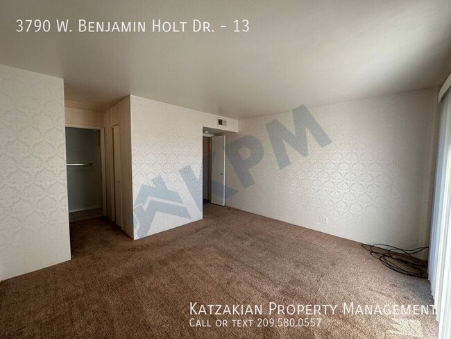 Building Photo - Downstairs Lakefront 2-Bedroom 2-Bath Nort...