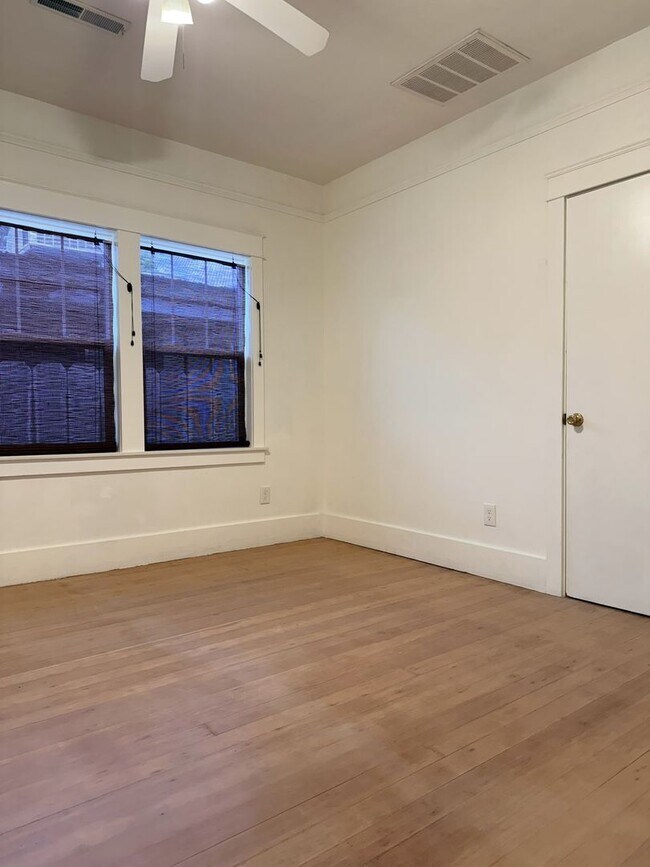 Building Photo - 838 W 19th St