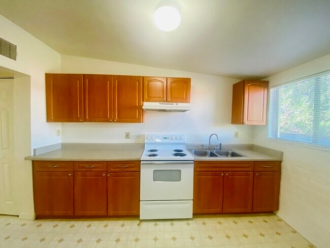 Building Photo - New Flooring! Spacious 1 Bedroom Available...