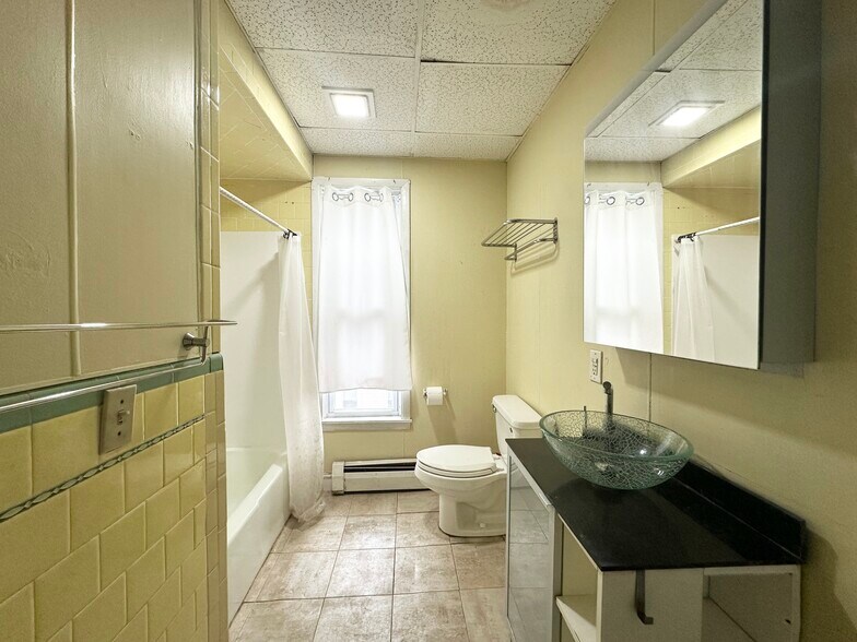 Building Photo - 124 Almy St