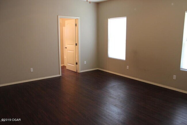 Building Photo - 5046 Raintree Cir