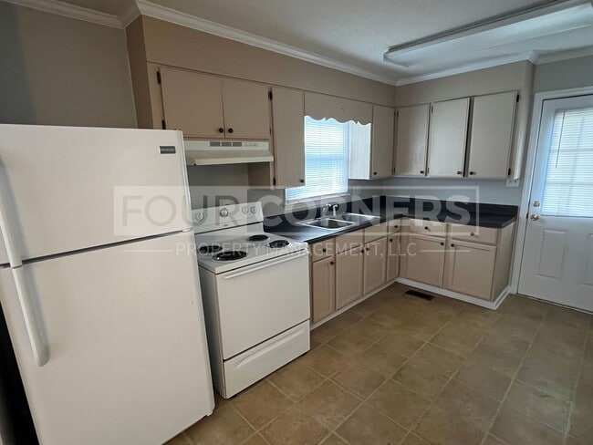 Building Photo - Lovely 2 Bedroom 1 Bath Home