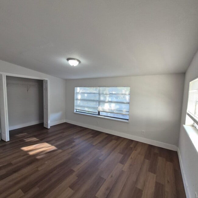 Building Photo - 5311 NE 10th Ave